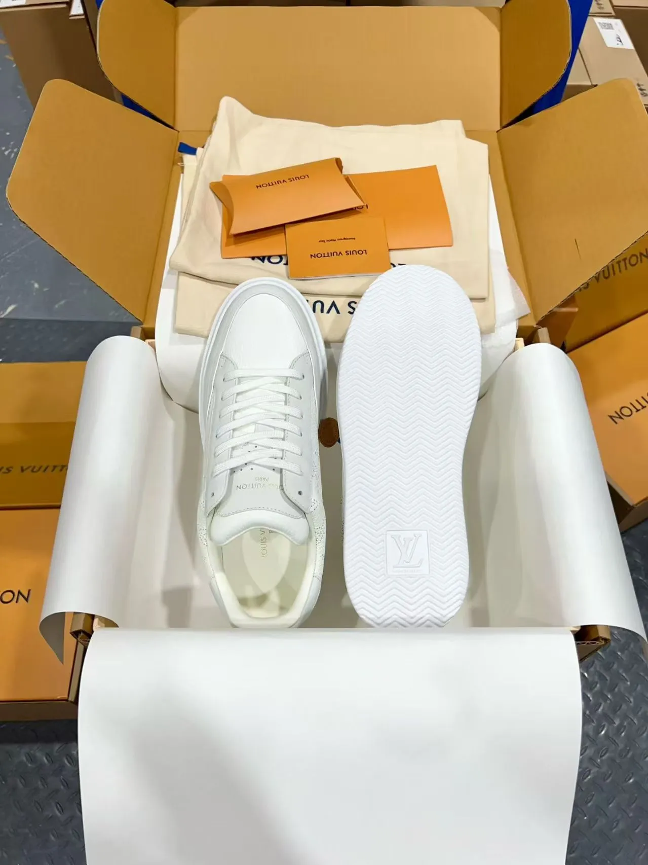 👟👟Ex-factory price 640👟👟 Vuitton Louis Vuitton Beⅴerly Hⅰll men's casual sports shoes white shoes —————————— Good looks and handsome feet, every color is huge and beautiful! A must-have item for fashionistas 🛍 Original custom-made embossed grained calfskin (not superfiber leather on the market, everyone needs to distinguish it!) symmetrical old pattern washed denim; all accessories and accessories are customized according to the original 1:1. Even the color matching of the shoelaces is customized 1:1. Original identical private model TPU outsole. Many clever little designs must have the original version to see that they are well done. The quality lies in the details! The original consistent chip tag can be directly entered into the LV official website 😏 Purchasing agent for ceiling level. Full set of Jingmei aircraft box packaging. Please look for our quality‼ ️ Please pay attention to distinguish the currency materials on the market! Code number: 37-45